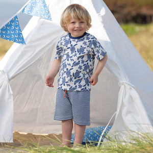 Criança com Conjunto infantil Tartarugas que incluí T-shirt e calções 100% algodão orgânico da marca Kite