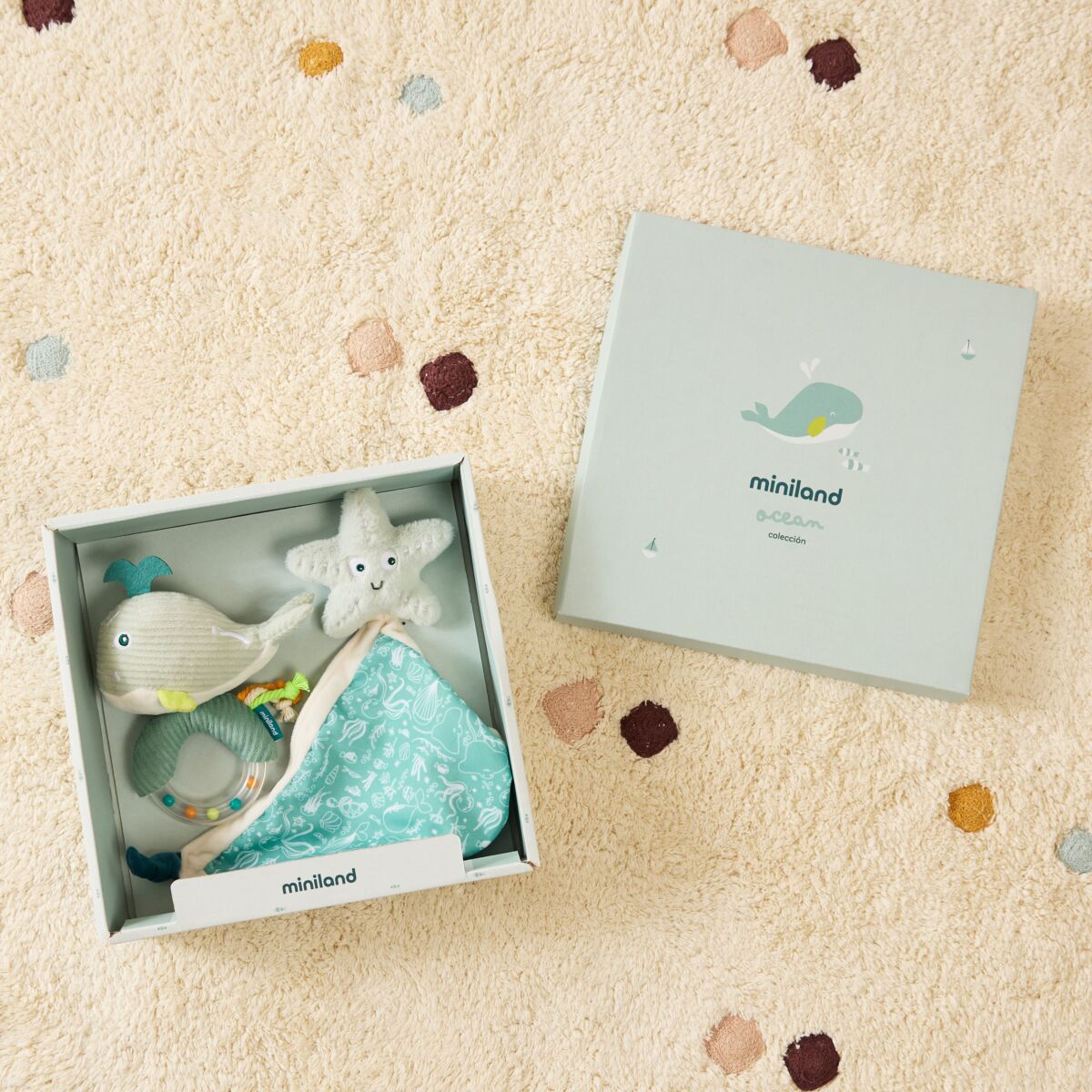 Caixa do Conjunto Presente Oceano Miniland: Doudou/Naninha e Chocalho para Bebé