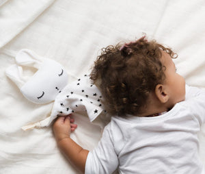 bebé com a Naninha Orgânica em forma de Coelho com Padrão de Estrelinhas