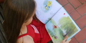 menina a ler o livro infantil sobre a morte "A gota de água"