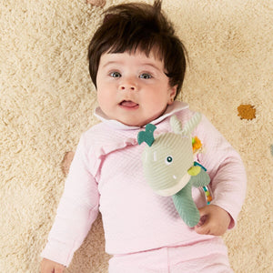 bebé com Chocalho incluído no Conjunto Presente Oceano Miniland