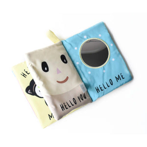 interior do livro de tecido "Hello you, Hello me"