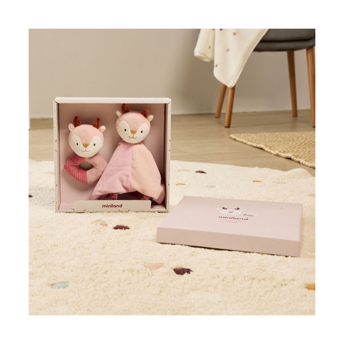 kit de presente Veado da Miniland com Doudou/Naninha e Chocalho para Bebé