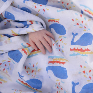 bebé com Musselina/Swaddle para bebé de algodão orgânico com tema de Baleias da marca Piccalilly