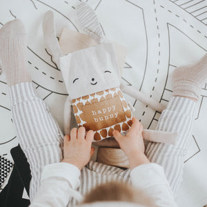 Criança a interagir com o Peluche para bebé em forma de coelho 100% em algodão orgânico