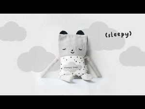 Video ilustrativo da interatividade do Peluche para bebé em forma de Urso e 100% algodão orgânico
