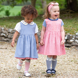 meninas a usarem o vestido 100% algodão para 6-12 meses reversível sendo que uma tem veste o lado das Bolinhas e outra o Xadrez