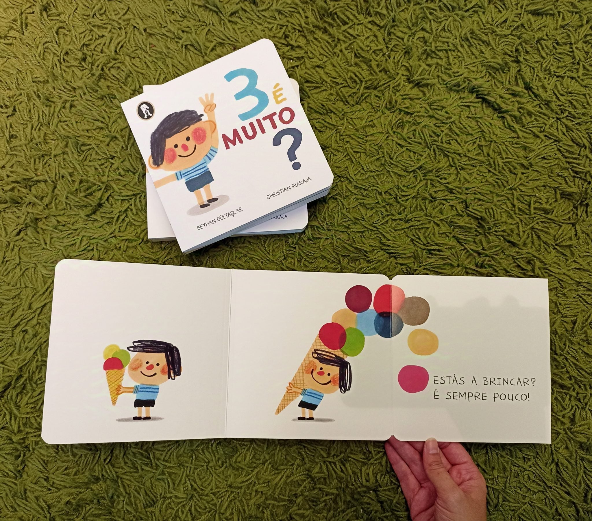 interatividade do livro "3 é muito?" de
Beyhan Gultaslar, um livro sobre números e contagem