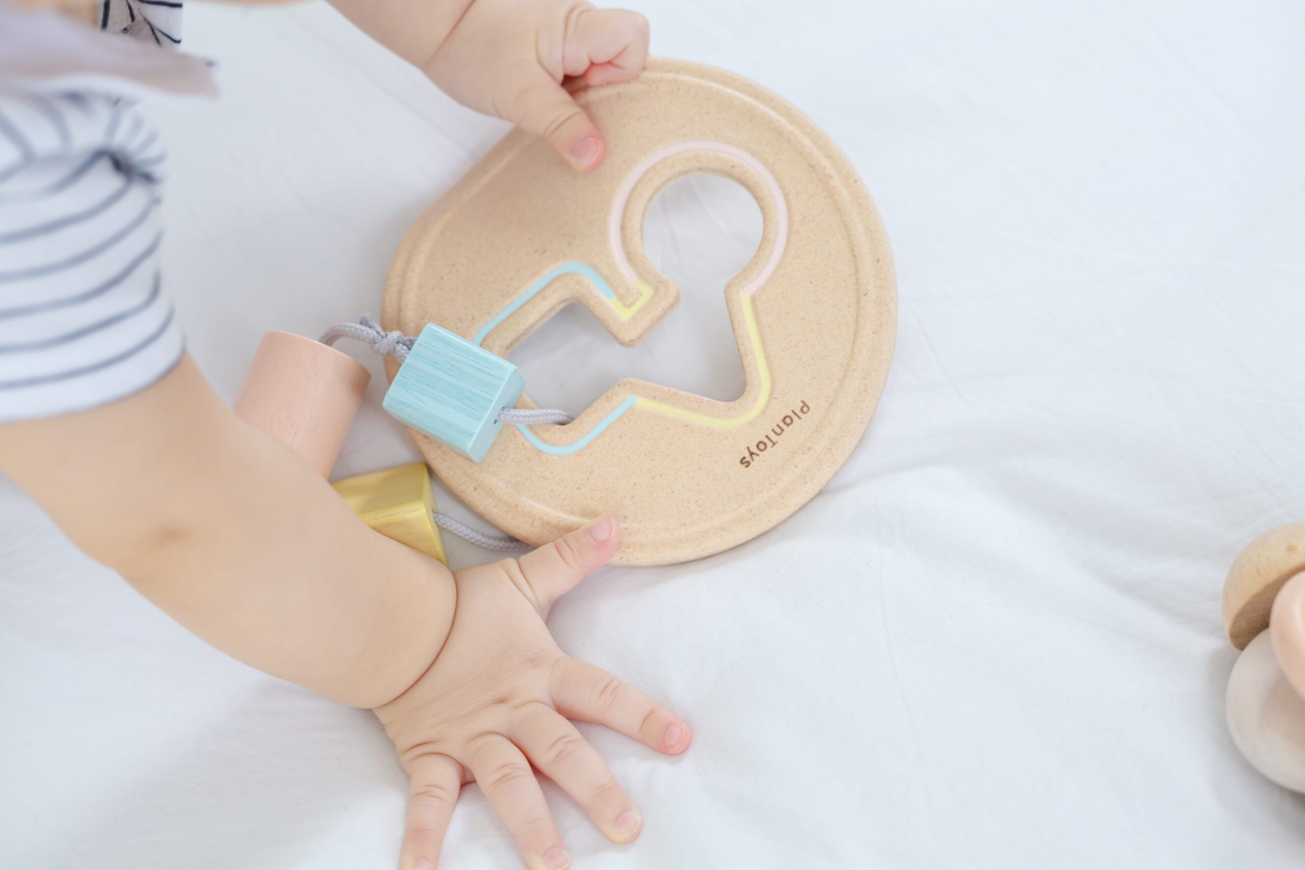 bebé a brincar com brinquedo de Encaixar Formas da PlanToys
