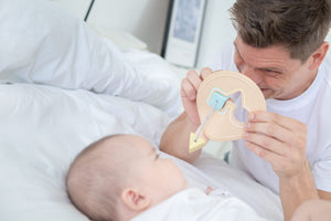 pai a brincar com bebé com brinquedo de Encaixar Formas da PlanToys
