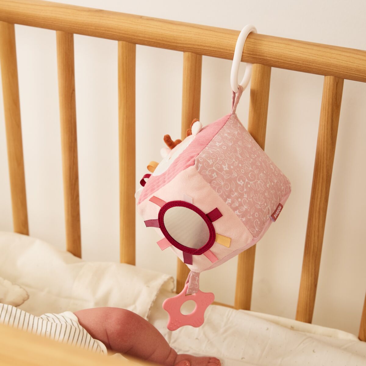 Brinquedo Sensorial para Bebé pendurado no berço