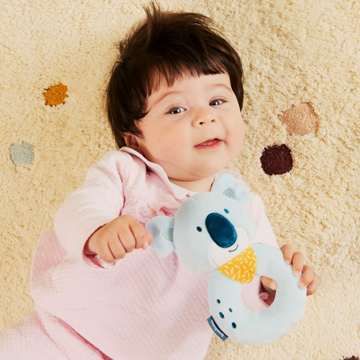 bebé com chocalho incluido no kit de presente para bebé da Miniland 