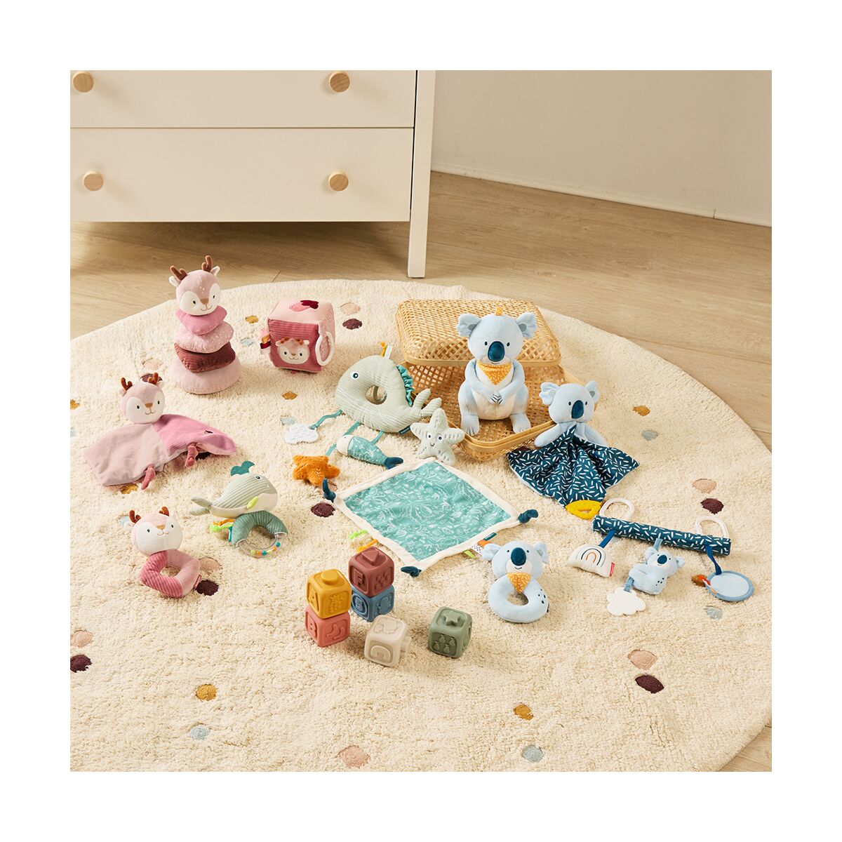 Coleção Miniland de várias naninhas, chocalhos e peluches para bebé