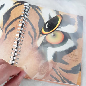 "My First Discoveries –  The Tiger" - transparência n interior do Livro Infantil em Inglês sobre Tigres