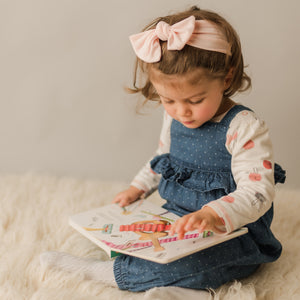 criança e ler e ouvir o livro Musical Infantil com Canções Tradicionais Portuguesas "Giroflé" 