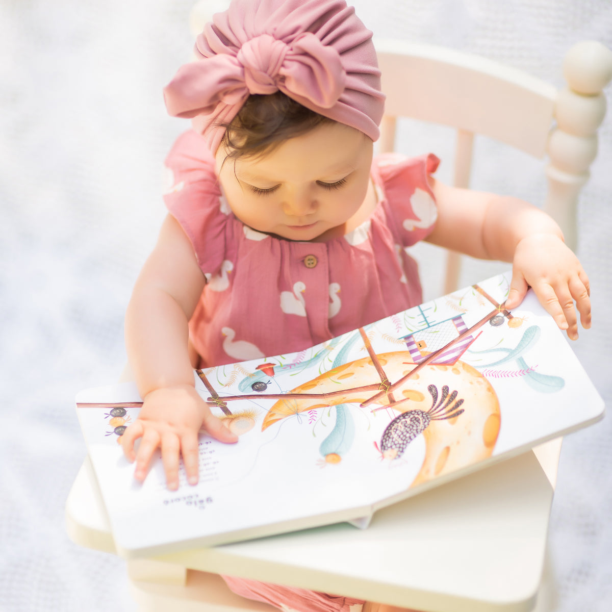 bebé a ouvir o livro Musical Infantil com Canções Tradicionais Portuguesas "Giroflé" 