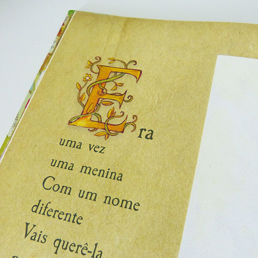 detalhe das letras do livro interativo infantil "O meu nome é..." 