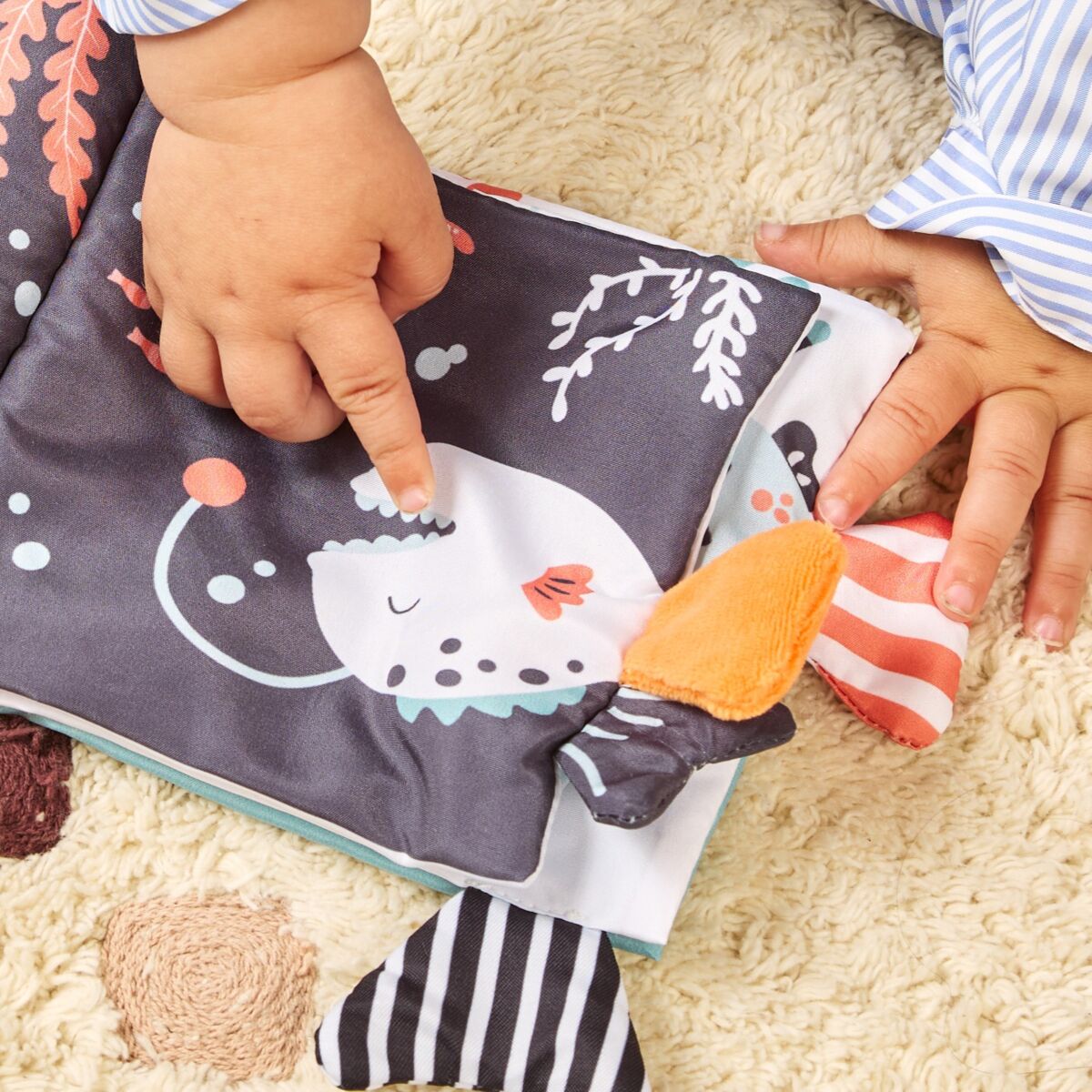 bebe a mexer no livro de tecido com tematica do oceano