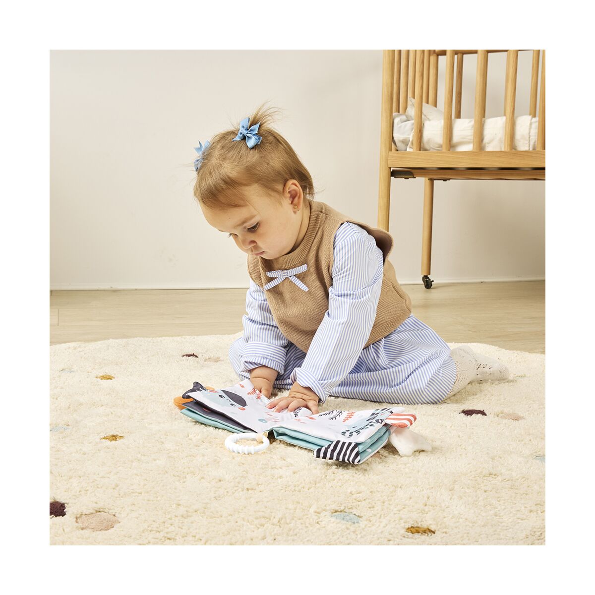 bebe a brincar com o livro de tecido, sensorial e com tematica do oceano