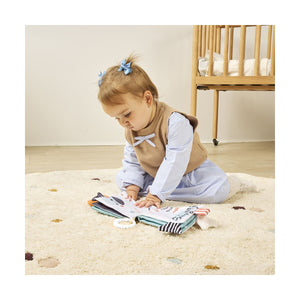 bebe a brincar com o livro de tecido, sensorial e com tematica do oceano