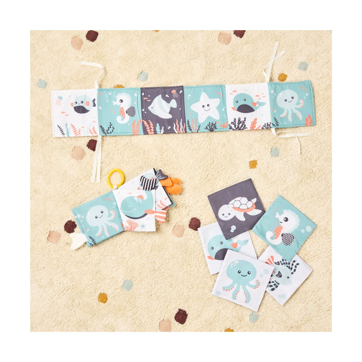 conjunto de dois livros de tecido para bebés com temática do oceano e fixação ao berço