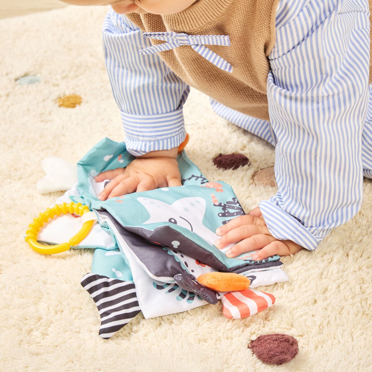 bebe a mexer no livro de tecido, sensorial e com tematica do oceano