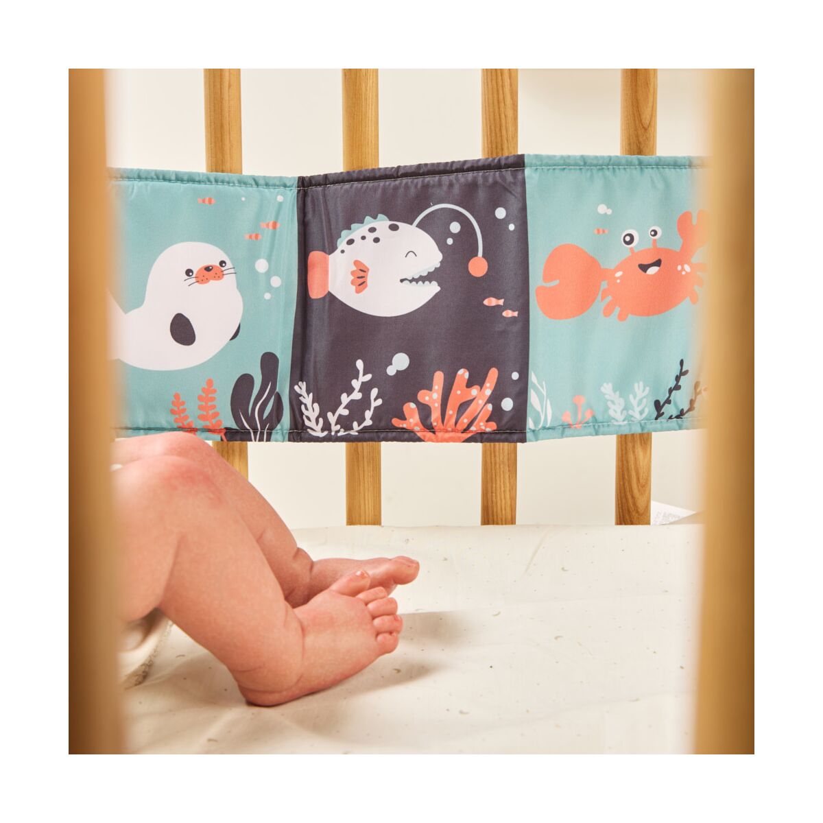 Livro para bebé em Tecido preso ao Berço - com temática do oceano