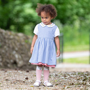 menina a usar o vestido 100% algodão para 6-12 meses reversível  do lado do Xadrez
